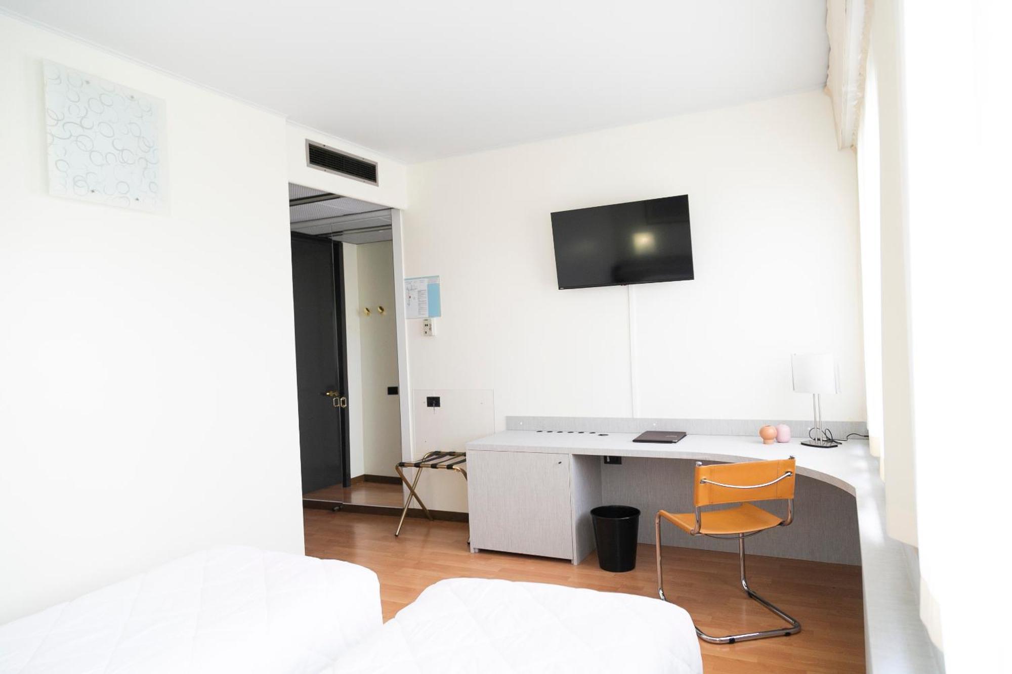 Melas Hotel Merate Eksteriør billede
